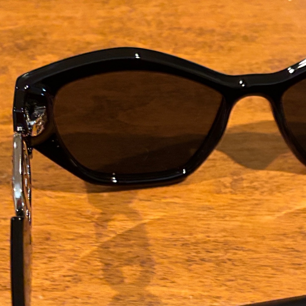 New in case Karl Lagerfeld Black Sunglasses - Picture 4 of 6